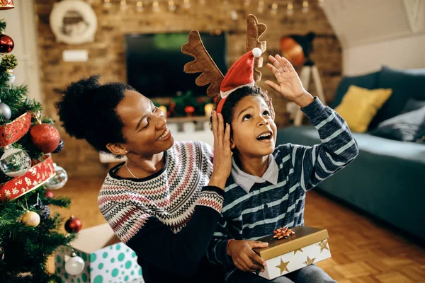 Šťastný Černošky Malý Chlapec Jeho Matka Těší Vánoce Baví Doma — Stock fotografie