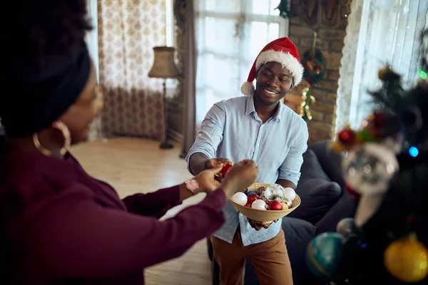 Happy Black Couple Enjoying Decorating Christmas Tree Home Focus Man — ストック写真