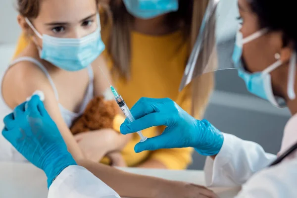 Close Female Pediatrician Giving Vaccine Little Girl Due Coronavirus Pandemic — 스톡 사진