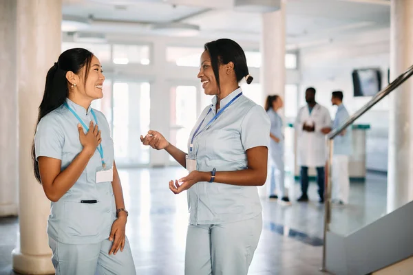 Happy African American Nursing Student Communicating Her Asian Friends While — Stockfoto