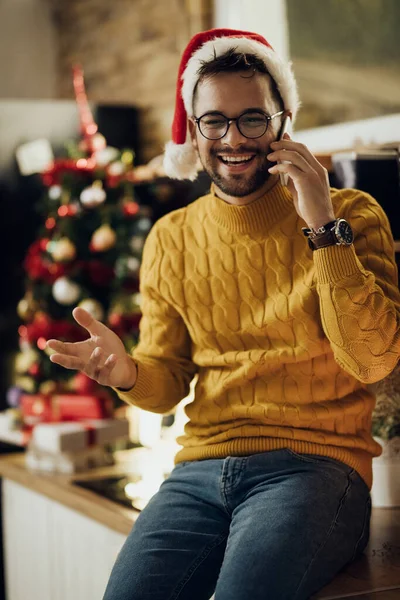 Молодий Щасливий Чоловік Спілкується Мобільному Телефону Розважається Напередодні Нового Року — стокове фото