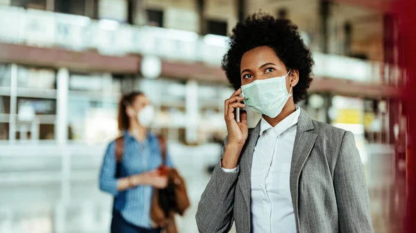 Black Female Passenger Talking Smart Phone While Wearing Face Mask — Foto Stock