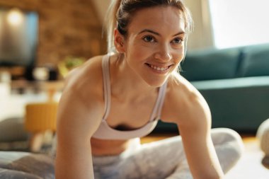 Evde egzersiz yapan mutlu bayan sporcuların yakın çekimi.. 