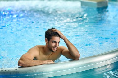 Suyun içinde gülümserken kaplıcadaki küvette dinlenirken.. 