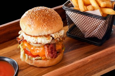 Pastırmalı çizburger ve patates kızartması..