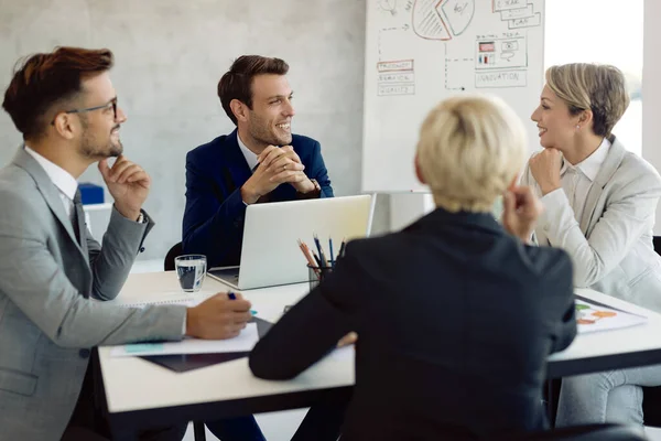 Grupo Colegas Felizes Conversando Enquanto Têm Reunião Negócios Escritório — Fotografia de Stock