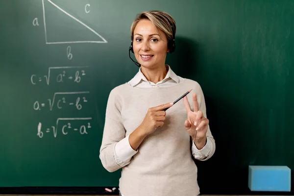 Учительница Стоящая Перед Доской Объясняющая Математику Время Онлайн Занятий — стоковое фото