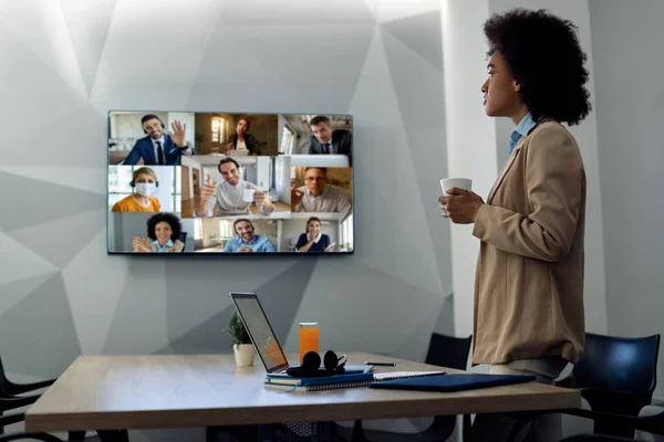 African American Businesswoman Looking Projection Screen While Talking Group Coworkers — Fotografia de Stock