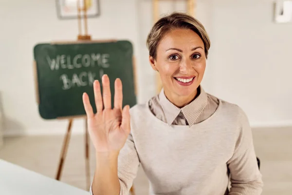 Happy Female Teacher Greeting Her Students Waving While Holding Class — Stok Foto