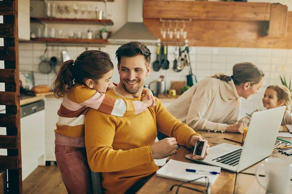 Happy Little Girl Embracing Her Father Talking Him While Working — Φωτογραφία Αρχείου