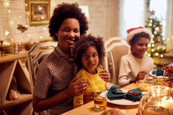 Happy African American Mother Children Enjoying Christmas Lunch Dining Table — ストック写真