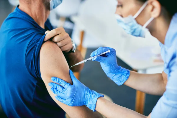 Close Nurse Giving Covid Vaccine Mature Man Vaccination Center — Foto de Stock