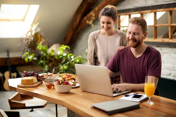 Happy Couple Surfing Net Laptop Morning Dining Table — Photo