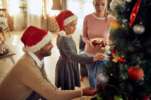 Little Girl Her Parents Enjoying While Decorating Christmas Tree Home — ストック写真