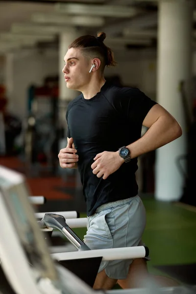 Athletic Man Running Treadmill Listening Music Earphones Gym Workout — Φωτογραφία Αρχείου