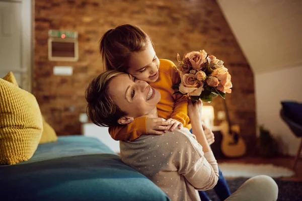 Boldog Anya Átöleli Lányát Miközben Otthon Virágcsokrot Kap — Stock Fotó