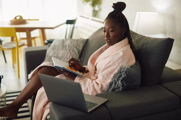 African American Female Entrepreneur Working Laptop Writing Notes While Sitting — стокове фото