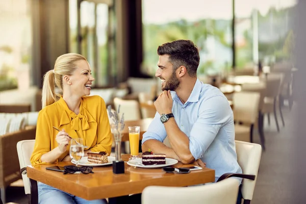 Happy Couple Having Fun While Eating Cake Communicating Cafe — стоковое фото