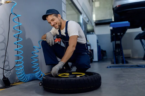 Happy Repairman Using Pressure Gauge While Checking Tire Car Workshop — Φωτογραφία Αρχείου