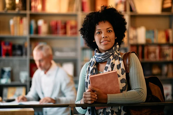 Portrait Smiling African American Mid Adult Student Learning Library Looking — Stockfoto