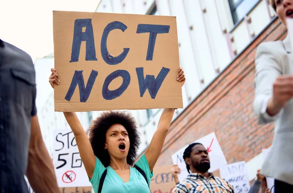 Low Angle View Young Black Woman Holding Act Now Sign — 图库照片