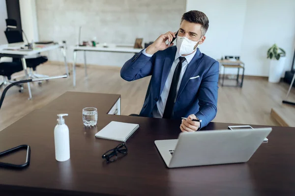 Entrepreneur Protective Face Mask Talking Mobile Phone While Working His — Stockfoto