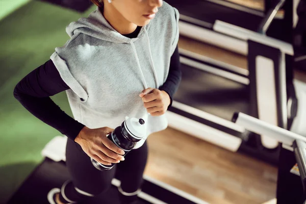 Close Female Athlete Holding Water Bottle While Jogging Running Track — Stockfoto