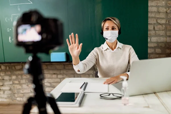 Female Teacher Protective Face Mask Holding Online Class Classroom Coronavirus — Stok Foto