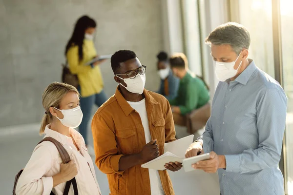 College Students Teacher Wearing Protective Face Masks While Using Touchpad — Stock Photo, Image