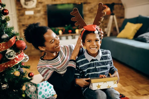 Šťastná Africká Americká Matka Syn Baví Při Oslavě Vánoc Doma — Stock fotografie