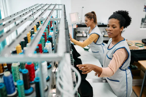 Young Black Woman Her Coworker Working Embroidery Machine Clothing Factory — Zdjęcie stockowe