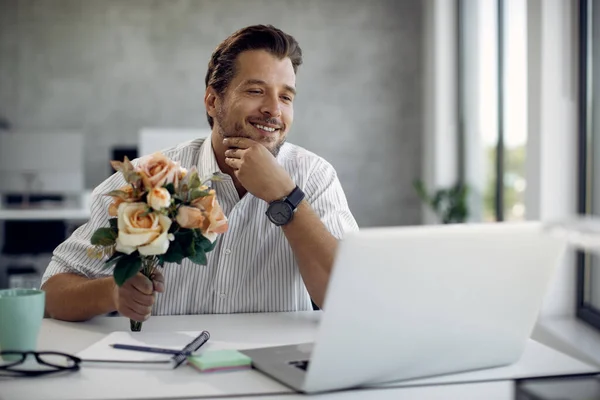 Happy Businessman Bouquet Flowers Talking His Girlfriend Video Call While — Φωτογραφία Αρχείου