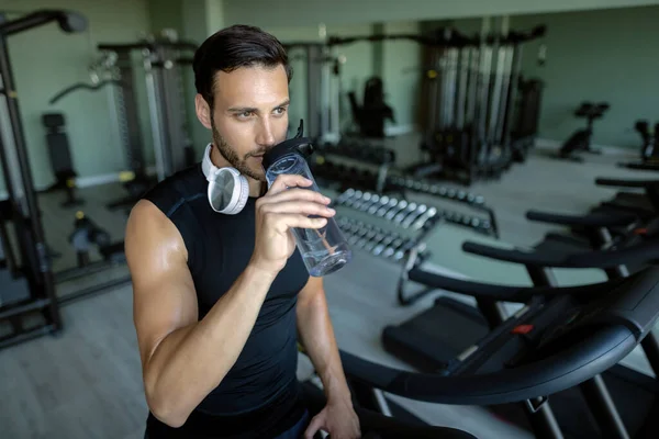 Pensive Sportsman Refreshing Himself Drinking Water While Exercising Gym — Φωτογραφία Αρχείου