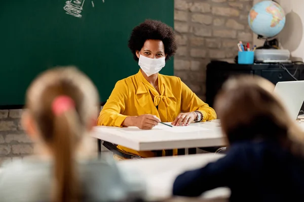 Happy African American Elementary Teacher Wearing Face Mask While Giving — Foto Stock