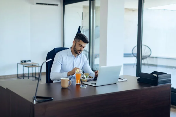 Young Businessman Eating Healthy Food Lunch Break Office — Stockfoto