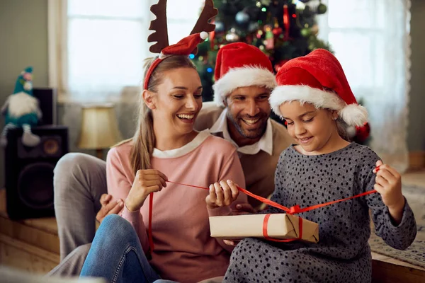 Happy Little Girl Opening Christmas Present She Received Her Parents — Stock fotografie