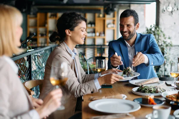 Happy Businessman Having Lunch Female Coworkers Restaurant — Fotografia de Stock