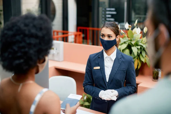 Hotel Receptionist Talking Guests While Wearing Face Mask Gloves Due — 图库照片