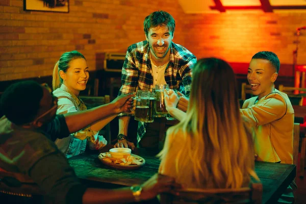 Multi Ethnic Group Friends Toasting Beer Having Fun While Gathering — Foto de Stock