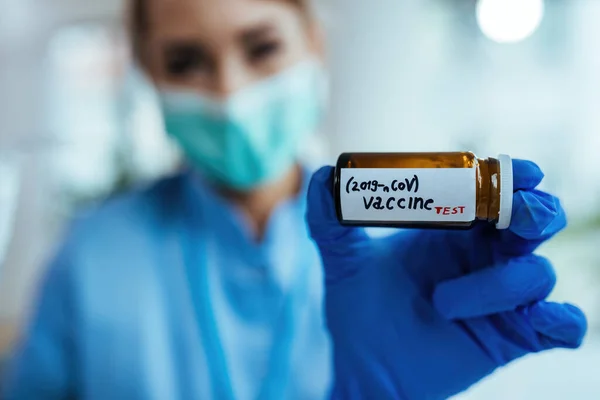 Close Scientist Holding Test Sample Coronavirus Vaccine — Foto de Stock