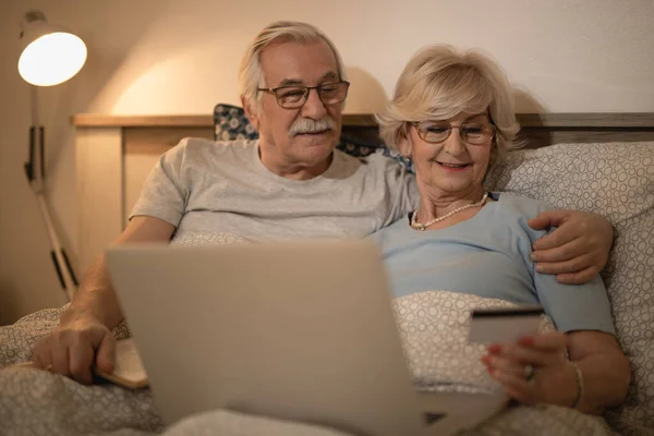 Happy Mature Couple Using Credit Card Laptop While Banking Evening — Photo