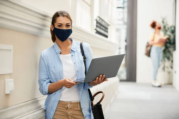 Happy Female College Student Using Laptop Hallway While Waring Protective — Foto Stock