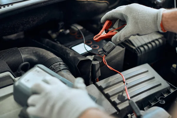 Close Mechanic Attaching Jumper Cables Car Engine While Working Auto — Fotografia de Stock