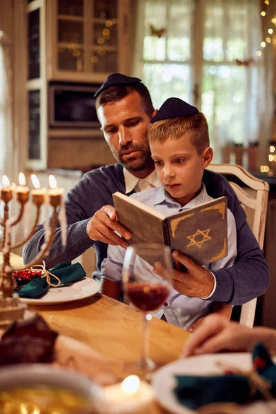 Father Son Wearing Yarmulke Reading Hebrew Bible While Sitting Dining — Stock fotografie