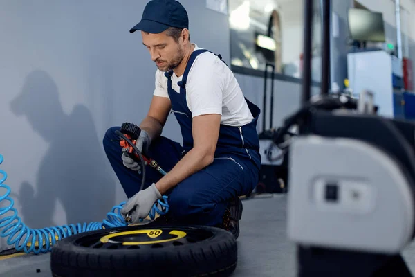 Car Mechanic Using Pressure Gauge While Repairing Tire Auto Repair — Fotografia de Stock