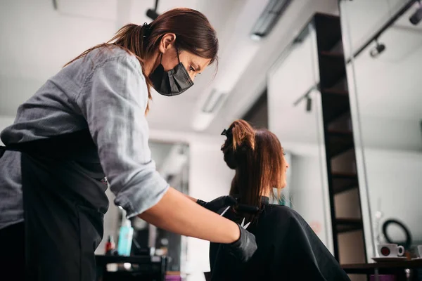 Hairdresser Cutting Customer Hair Wearing Face Mask Due Coronavirus Pandemic — Zdjęcie stockowe