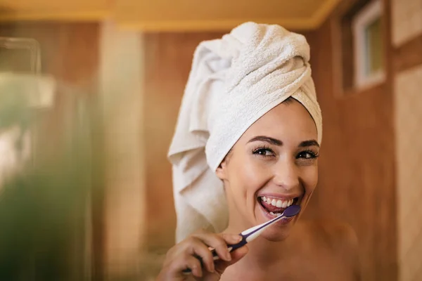 Young Happy Woman Bushing Teeth Bathroom — Φωτογραφία Αρχείου