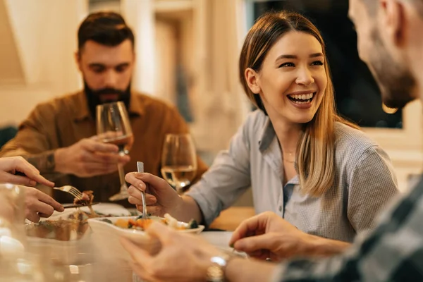Νεαρή Ευτυχισμένη Γυναίκα Που Διασκεδάζει Τρώγοντας Βραδινό Και Επικοινωνώντας Φίλους — Φωτογραφία Αρχείου