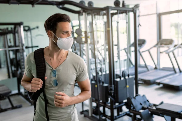 Male Athlete Wearing Face Mask Health Club Due Coronavirus Epidemic — Φωτογραφία Αρχείου