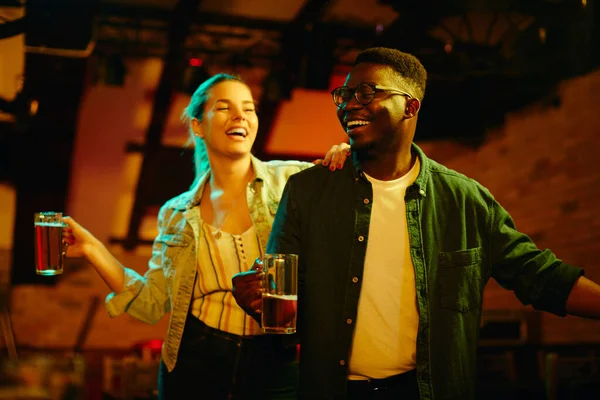 Щасливий Афроамериканець Своєю Подругою Який Добре Танцює Пиво Пабі — стокове фото